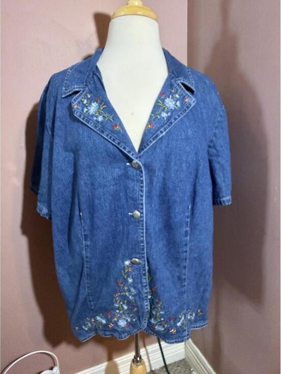 Studio Ease Tops - Studio Ease Woman Denim Top 20W Floral Embroidered Short Sleeve Button Front
